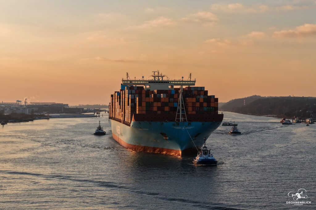 Die MAREN MAERSK im Abendlicht.