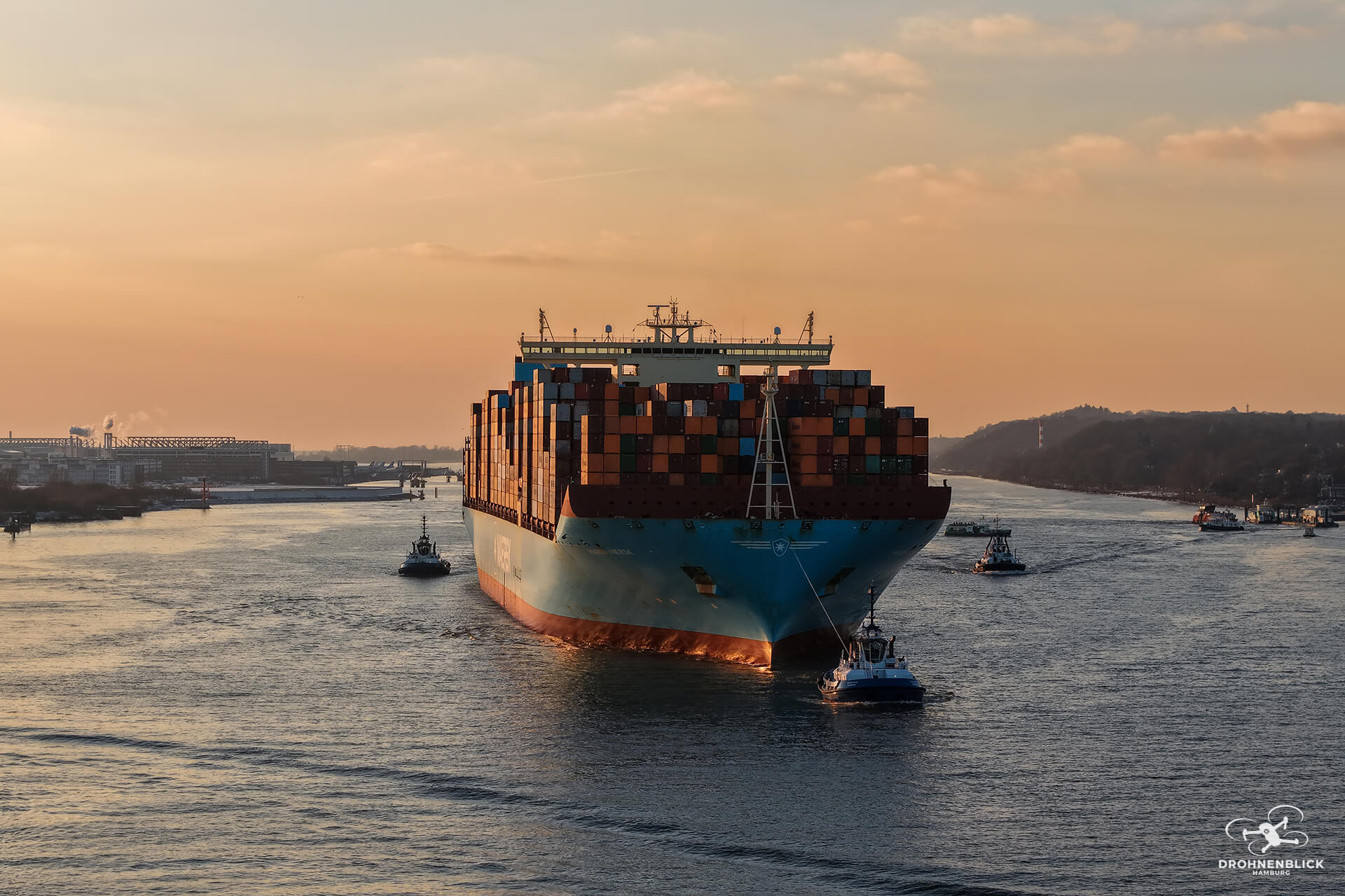 Die MAREN MAERSK im Abendlicht.